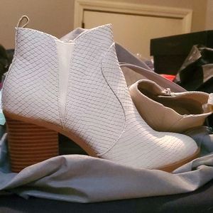 NWT MIA white boots W7.5 (Stitch Fix)